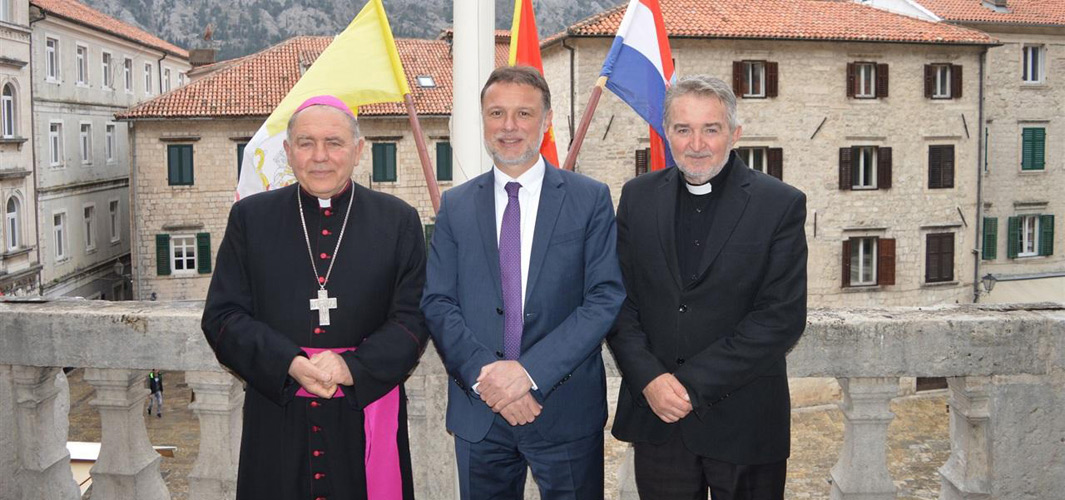 U Boki kotorskoj s predstavnicima Hrvata i biskupom Janjićem: Otvaramo „Hrvatsku kuću“ u središtu Kotora!