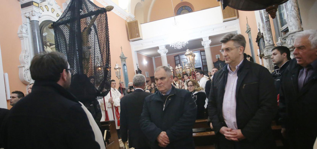 U procesiji „Za križen“, jedinstvenom izrazu vjerskog i kulturnog identiteta Hvarana