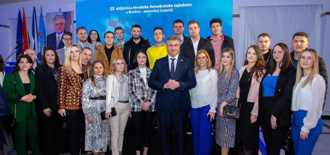 Hrvati jasno vide razliku između HDZ-a & SDP-ovih licemjera. Zato ćemo za godinu i pol ponovno - pobijediti!