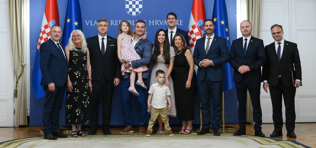 Premijer Plenković uručio domovnice borilačkoj legendi Stipi Miočiću & njegovoj obitelji